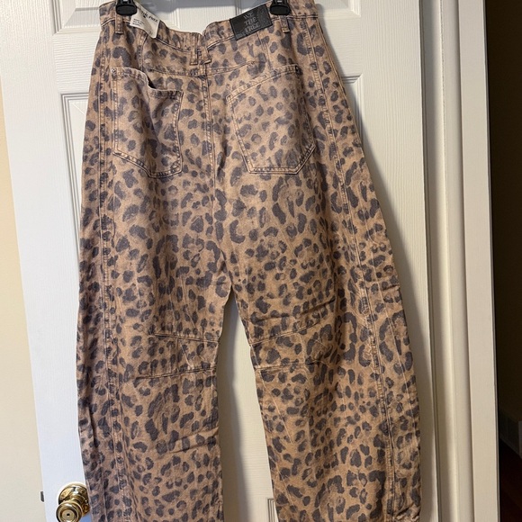 NWOT WE THE FREE Free People Good Luck Mid Ruse Barrel Jeans leopard animal 31 - Picture 8 of 10